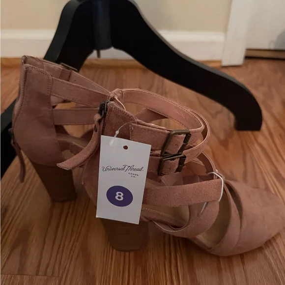 Universal Thread - Picture 1 of 2